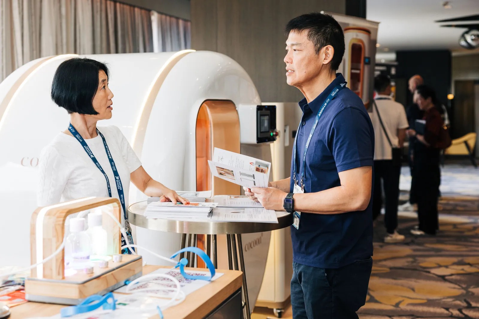 A consultation beside a Hard Shell HBOT cocoon®