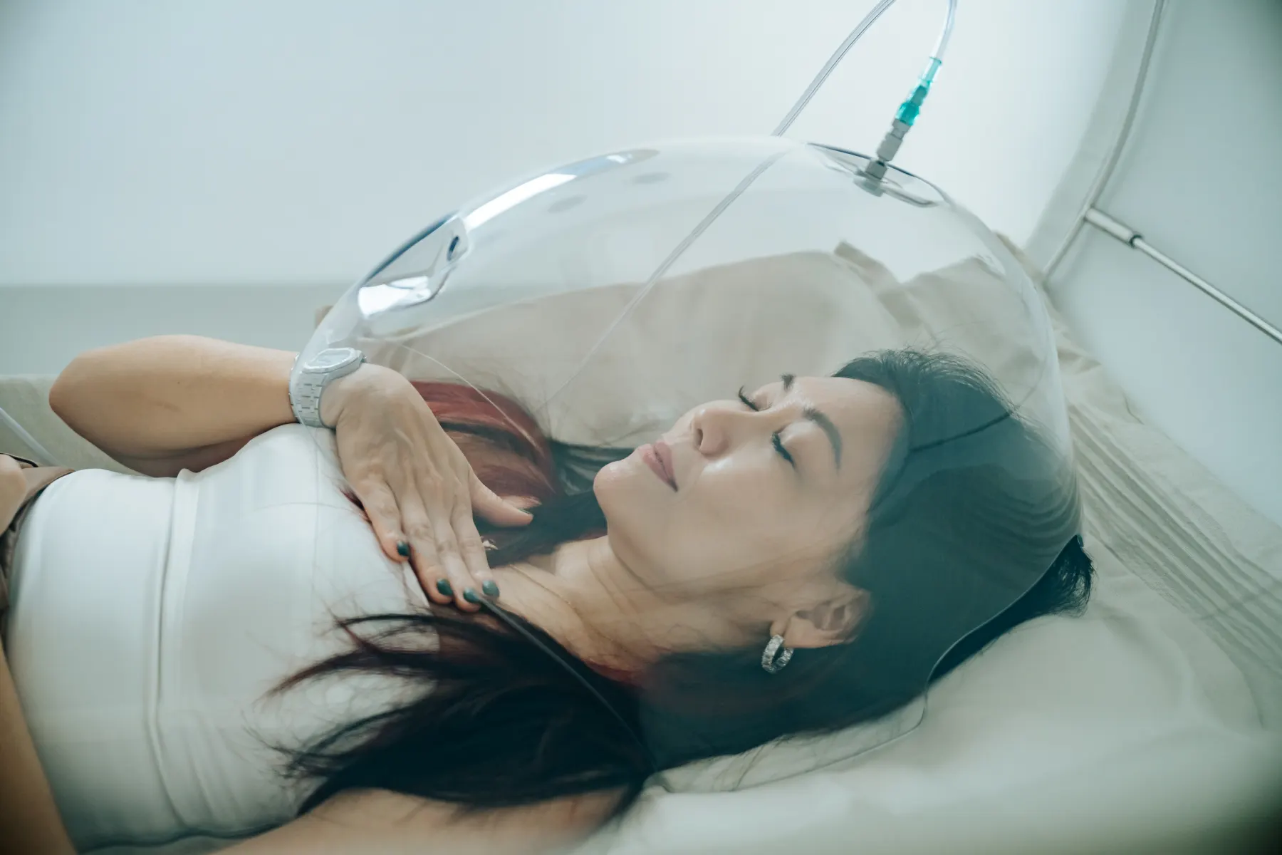 Guest resting during a Soft Shell HBOT cocoon® session